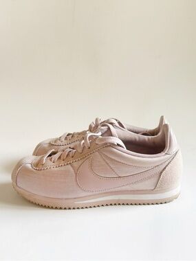 Nike Women's Dusty Pink Retro Inspired Cortez Runner Sneakers 7.5 2018
